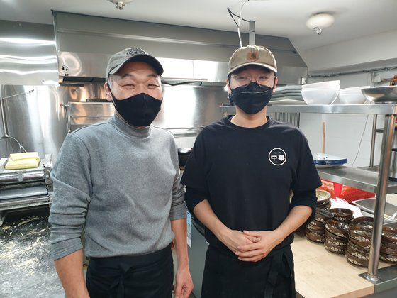 전북 군산의 한 중국집에서 주방장이 센 불로 뜨겁게 달군 웍(wok)을 이용해 짬뽕 재료인 채소를 볶고 있다. 웍은 중국요리를 할 때 쓰는 우묵한 프라이팬을 말한다. 군산=김준희 기자