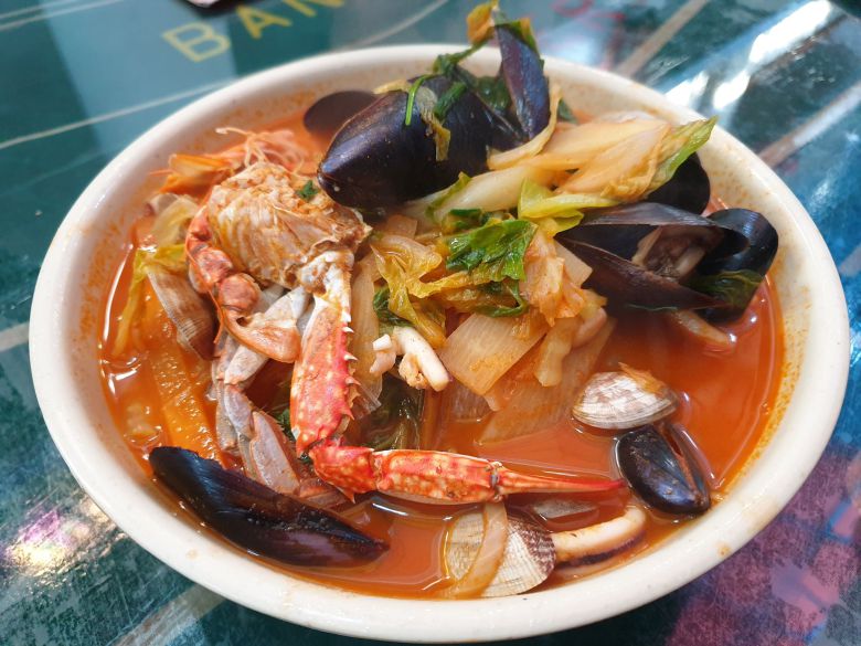 지난달 22일 전북 군산시 장미동 짬뽕특화거리. 군산시는 2018년 말부터 17억3000만원을 들여 짬뽕특화거리를 조성 중이다. 이곳에 입점하면 군산시에서 인테리어 비용 5000만원씩 지원해 준다. 임대료 및 식재료 구입비 일부 지원, 상수도 사용료 30% 감면 등의 혜택도 있다. 군산=김준희 기자