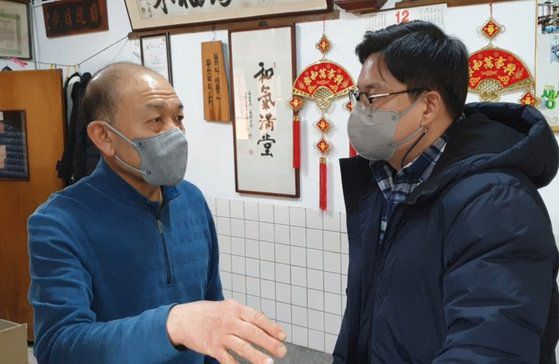 일제 강점기 호남평야 등에서 가져온 미곡(쌀)을 인부들이 군산항에서 일본으로 가는 배에 선적하고 있다. 사진 군산근대역사박물관