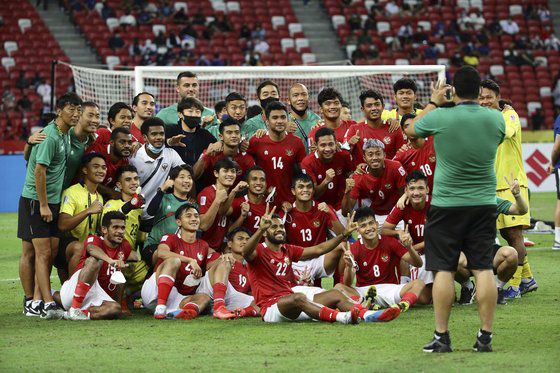 스즈키컵 직후 인도네시아 대표팀 구성원들과 기념촬영하는 신태용 감독(검은 상의). [AP=연합뉴스]