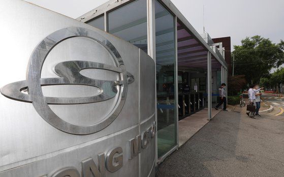 에디슨모터스 컨소시엄의 쌍용차 인수는 새해에도 안갯속이다. 사진은 쌍용차 평택공장의 모습. [뉴스1]