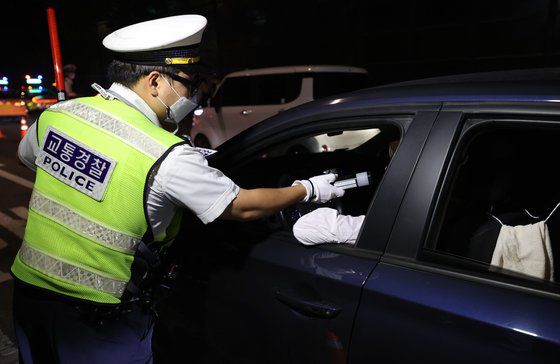 서울의 한 도로에서 경찰관들이 음주운전 단속을 하고 있다. 연합뉴스