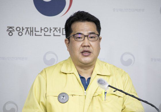 손영래 중앙사고수습본부 사회전략반장이 지난달 29일 정부세종청사에서 코로나19 대응 비대면 정례브리핑을 하고 있다. 연합뉴스