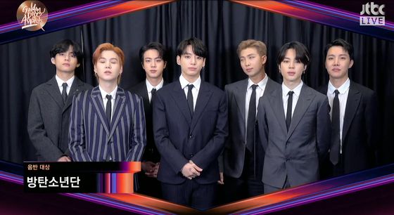 방탄소년단은 2020년 11월 발매한 앨범 'BE'로 5년 연속 음반 부문 대상을 차지했다. 지난 한 해 빌보드를 휩쓸었던 싱글 '버터'는 음원 부문 본상을 받아, 이들은 지난해에 이어 올해도 음원과 음반 부문 모두 수상했다. JTBC 캡쳐