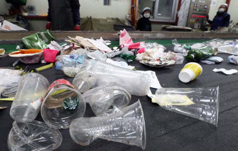 5일 서울 구로자원순환센터에서 직원들이 버려진 일회용 플라스틱 컵 등을 분리 선별하고 있다. 뉴스1