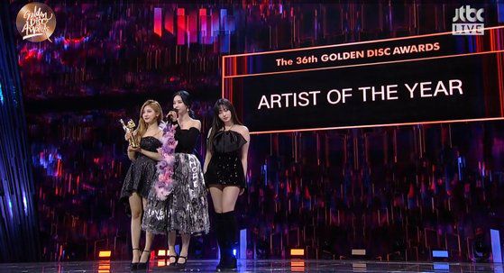 2022 36회 골든디스크어워즈에서 에스파는 신인상과 음원상 본상, 코스모폴리탄 아티스트상, 아티스트 오브 더 이어 등 데뷔 후 첫 골든디스크 시상식에서 4관왕을 차지했다. JTBC 캡쳐