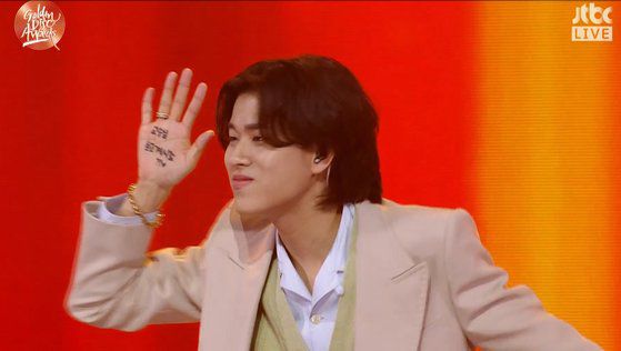 JTBC '싱어게인' 이후 처음 낸 곡 '신호등'으로 디지털 음원 부문 본상을 수상한 이무진은 축하공연에서 자작곡 '과제곡'을 부르며 손바닥에 '교수님 보고계시죠^^'라고 써서 보이기도 했다. '과제곡'에 등장하는 교수님을 향한 위트있는 메시지다. JTBC 캡쳐