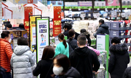 9일 오후 고양시 한 대형마트에서 시민들이 방역패스 확인을 위해 대기해 있다. 연합뉴스