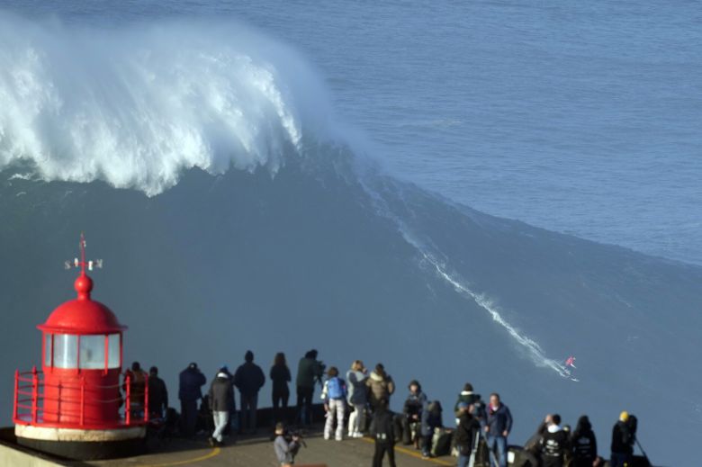 나자레 해변에서 거대 파도 서핑 세션이 열린 8일 많은 사람들이 장관을 즐겼다. AP=연합뉴스