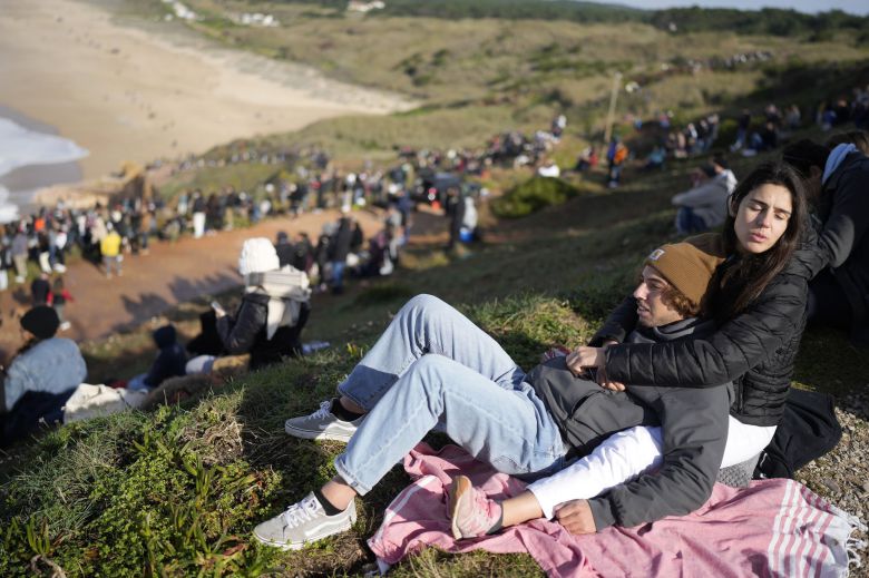 나자레 시민들이 8일 북쪽 해안에서 벌어지는 괴물파도 서핑을 관람하며 따뜻한 겨울 햇살을 즐기고 있다. AP=연합뉴스
