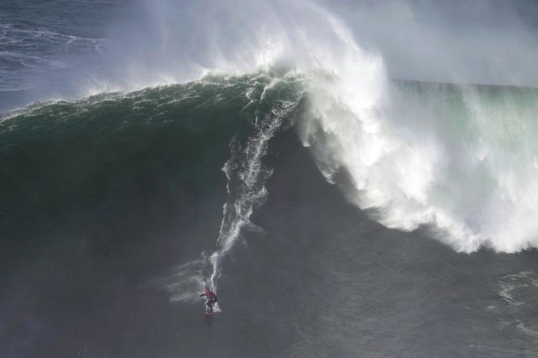 한 서프가 거대한 파도를 타고 있다. AP=연합뉴스