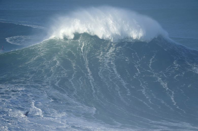 서퍼를 구조하러 들어간 제트 스키어가 큰 파도가 덮쳐오자 방향을 바꾸고 있다. AP=연합뉴스