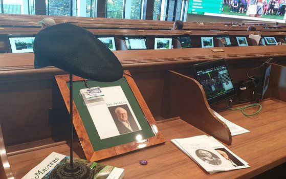 마스터스가 열리는 오거스타 내셔널 골프장 기자실에 걸려 있는 댄 젠킨스의 모자. 성호준 기자