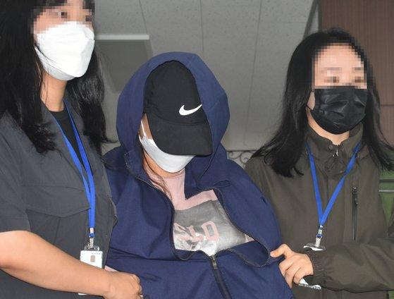 지난해 6월 법원에 영장실질심사를 받기위해 진주경찰서 유치장을 나오는 남해 계모의 모습. 뉴시스