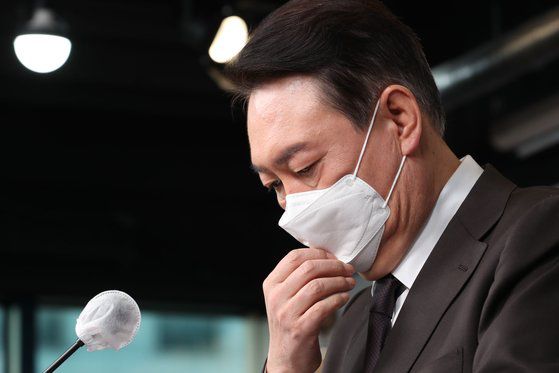 윤석열 국민의힘 대선후보가 16일 오전 서울 여의도 당사에서 서울시 관련 정책공약 발표에 앞서 마스크를 만지고 있다. 김경록 기자