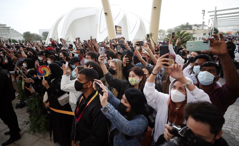 두바이 엑스포 한국의 날 공식행사를 찾은 현지인들과 교민들이 문화공연을 관람 하고 있다. 두바이=김성룡 기자