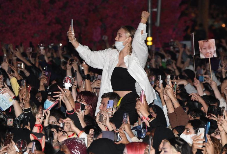 ‘한국의 날 K-POP 콘서트’에서 관중들이 그룹 스트레이키즈의 공연을 보면서 환호하고 있다. 두바이=김성룡 기자