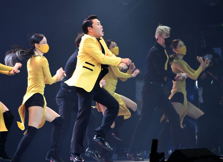 가수 싸이가 강남스타일을 열창하고 있다. 두바이=김성룡 기자