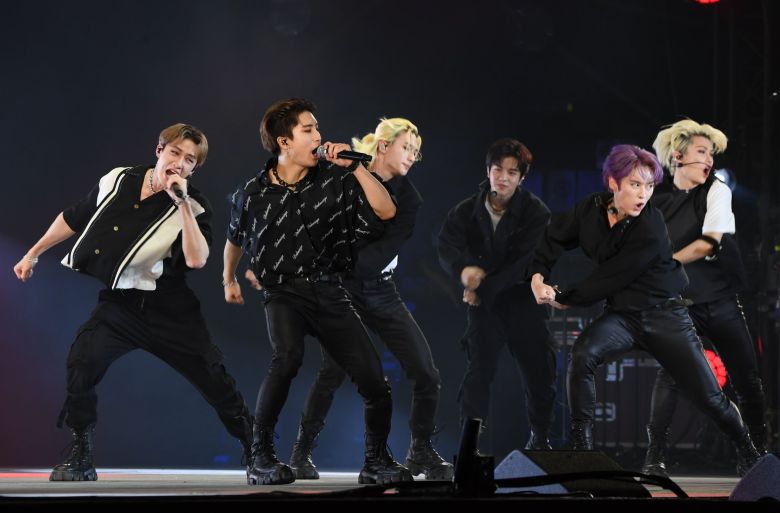 그룹 스트레이키즈가 공연을 하고 있다. 두바이=김성룡 기자