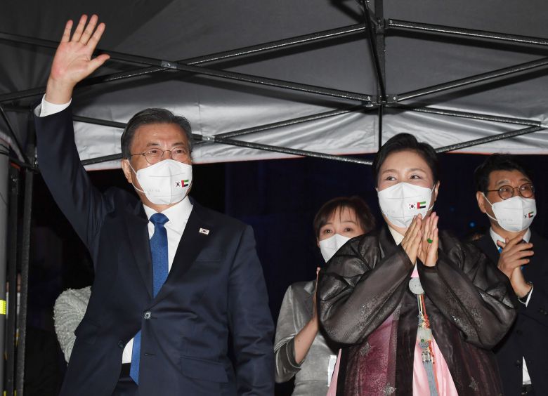 문재인 대통령과 부인 김정숙여사가 16일 (현지시간) ‘한국의 날’ 부대행사로서 두바이엑스포장 내 쥬빌리공원에서 열린 ‘한국의 날 K-POP 콘서트’에 참석해 관중들에게 손을 흔들고 있다. 두바이=김성룡 기자