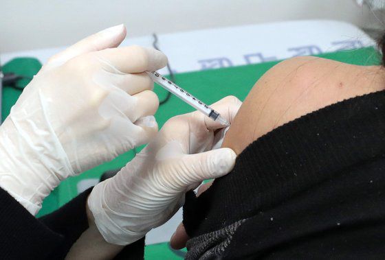 한 시민이 코로나19 백신을 접종하고 있다. 연합뉴스