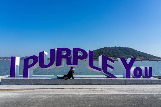 반월도 ‘아이 퍼플 유’ 조형물. BTS 멤버 뷔가 유행시킨 신조어다.