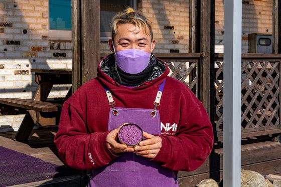 반월도 마을 식당에서는 보랏빛 밥을 지어 상에 올린다.