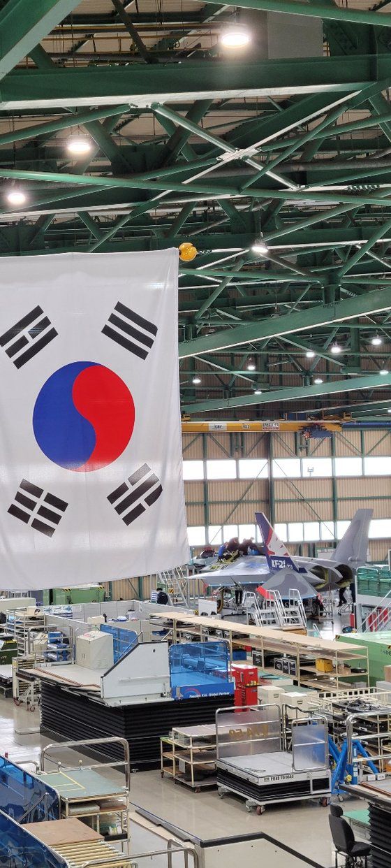 토봇(견인 로봇)에 이끌려 격납고 밖에서 처음 나와 공개된 KF-21. 토봇은 사람이 원격으로 조종한다.