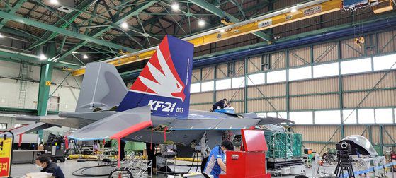 검은색 바탕에 골든색 화살표 문양이 그려진 KF-21 시제 4호기. KAI는 시제기마다 기반 도색과 문양을 다르게 한 뒤 공중에서 가장 눈에 띄지 않으면서도 멋있게 보이는 것을 선택할 계획이다.