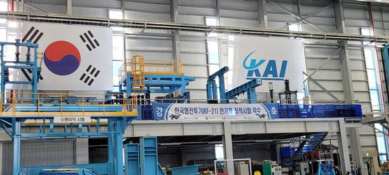 KF-21과 다른 전투기들의 크기와 모양 비교. KF-21은 F-15 전투기보다는 기체가 작지만 F-35A와 KF-16보다는 크다. KF-21은 기본적으로 스텔스 구조로 설계돼 레이더에 탐지되는 면적은 매우 작다. [KAI]