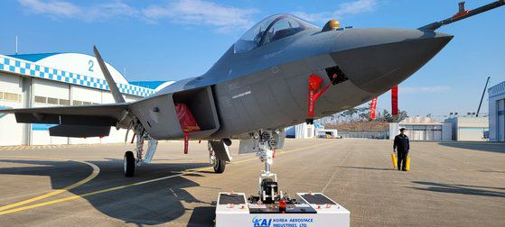 한국항공우주산업(KAI)가 개발 중인 KF-21 보라매 전투기가 완전 무장한 이미지. [KAI]