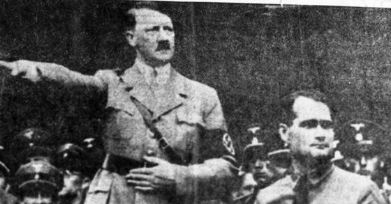 독일나치스의　수령（좌），손을　들어　경례를받는　히틀러