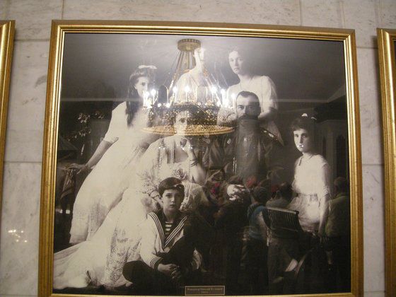 `피위의성당`에 걸려 있는 니콜라이 2세 일가 사진, 러시아 예카테린부르크.