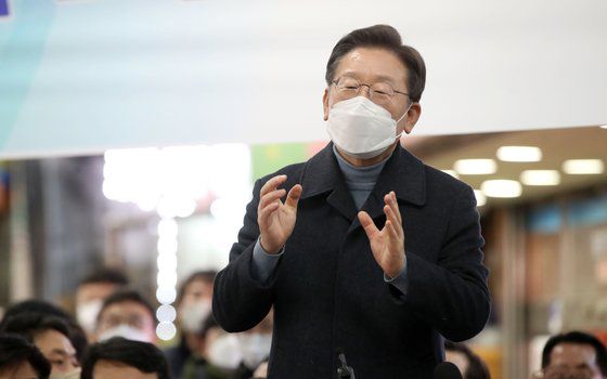 더불어민주당 이재명 대선 후보와 이낙연 전 대표가 24일 오후 경기도 성남시 중원구 상대원시장에서 열린 '매타버스, 성남 민심 속으로!' 행사에서 함께 손을 들어올리고 있다. 국회사진기자단