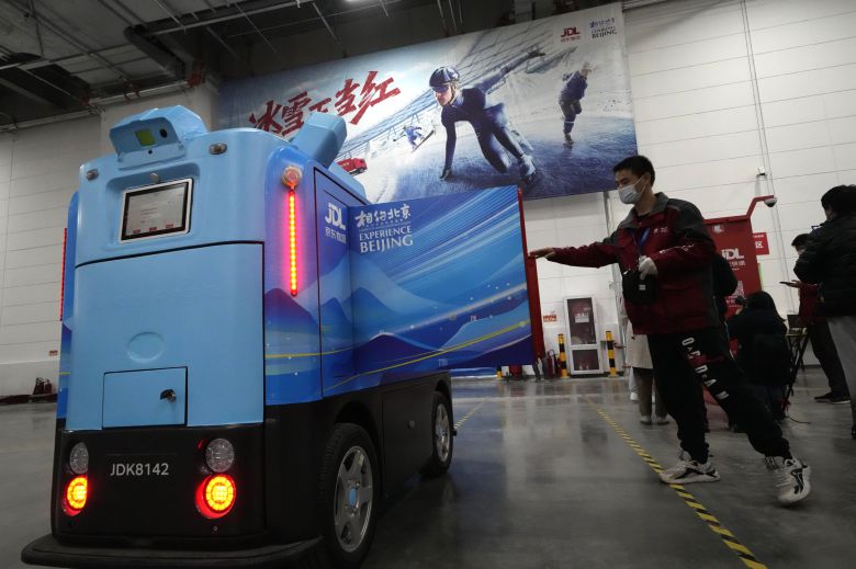 베이징올림픽 기간 중 경기장과 인근 지역에 배치될 무인 택배 AI 로봇. [AP=연합뉴스]