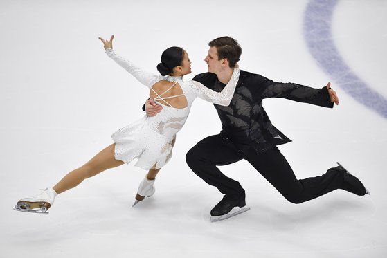 페어는 남녀 선수가 똑같은 동작을 연기한다. [신화=연합뉴스]