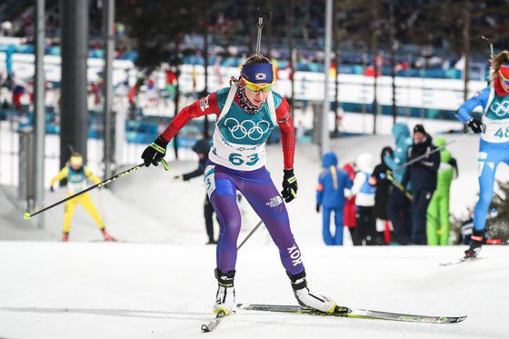 평창올림픽 당시 바이애슬론 여자 7.5km 스프린트에서 설원을 가로지르는 압바꾸모바. [뉴스1]