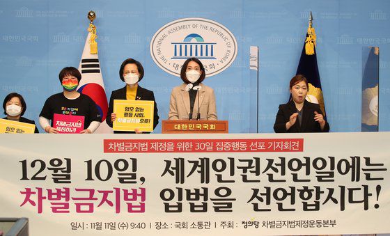 장혜영 정의당 의원(가운데)이 발의한 국회법 개정안이 통과돼 국회 기자회견에 수어 통역 지원은 의무가 됐다. 2020년 11월 차별금지법 제정 기자회견을 하는 장 의원과 이를 통역하는 한은희씨(오른쪽)의 모습.오종택 기자