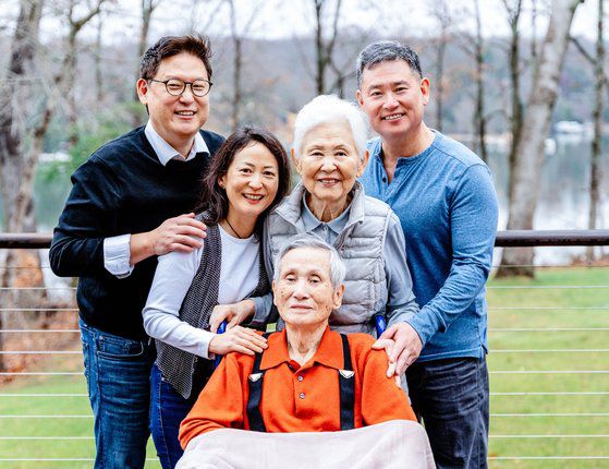 홍용식 인하대 명예교수가 최근 미국 워싱턴 D.C. 자택에서 가족과 함께 사진을 찍었다. 맨 왼쪽이 차남인 로봇 데스니 홍 UCLA 교수. 시계 방향으로 부인 민병희 인하대 명예교수, 장남 존 홍(한국명 홍준서) 미국 국방연구원 부원장, 마지막이 딸 줄리 홍(한국 명 홍수진) 미국 국립암연구소 연구원 [사진 홍용식 교수 가족 제공]