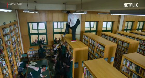 '지금 우리 학교는'에는 도서실, 강당, 급식실 등 다양한 장면에서 좀비 액션씬이 등장한다. 사진 넷플릭스