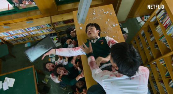 '지금 우리 학교는'에서는 '핸드폰'이 중요한 소재로 여러 차례 등장한다. 평론가들은 "모바일에 익숙한 Z세대일수록 공감 포인트가 많을 것"이라고 말했다. 사진 넷플릭스