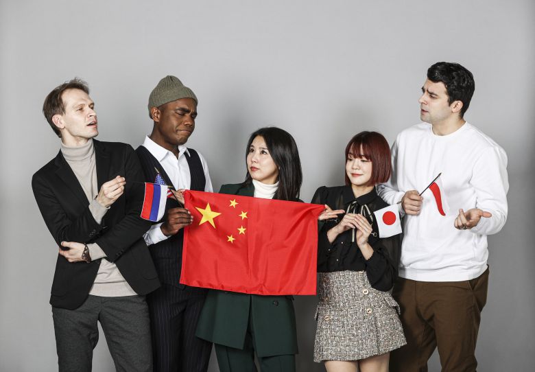 각국 ‘비정상’ 들이 베이징올림픽을 주제로 토론을 벌였다. 왼쪽부터 러시야의 일리야, 미국의 테리스, 중국의 쥰키, 일본의 사오리, 폴란드의 프셰므스와브. 김경록 기자