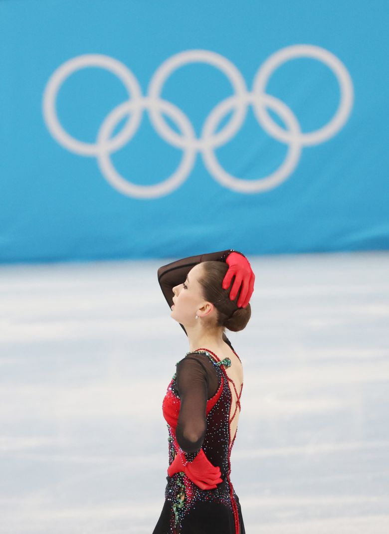 아쉬워하는 카밀라 발리예바 뒤로 오륜기가 보이고 있다. 김경록 기자