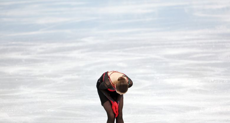 고개 숙인 카밀라 발리예바. 김경록 기자