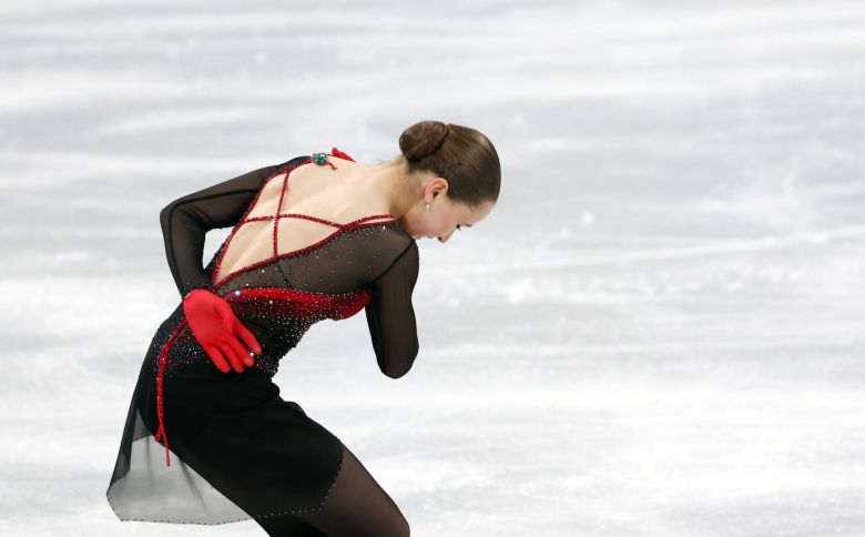 관중석을 향해 인사하는 카밀라 발리예바. 김경록 기자