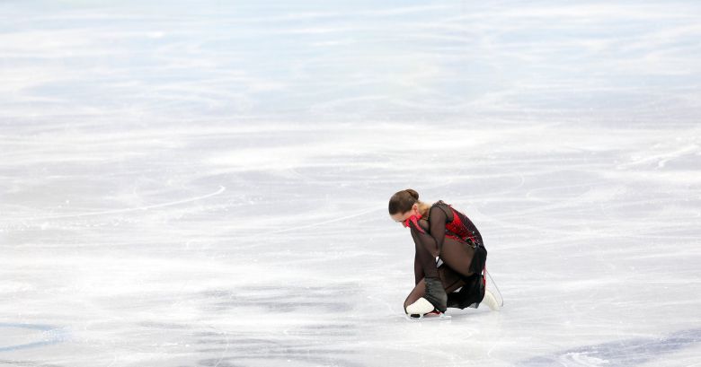 빙판에 잠시 주저 앉은 카밀라 발리예바. 김경록 기자