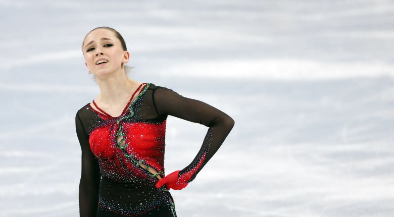 전광판을 바라보는 카밀라 발리예바. 김경록 기자