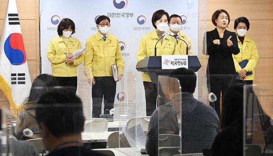 유은혜 부총리 겸 교육부장관이 7일 오후 서울 종로구 정부서울청사에서 오미크론 대응 새 학기 등교 및 방역 방안을 발표하고 있다. [뉴스1]