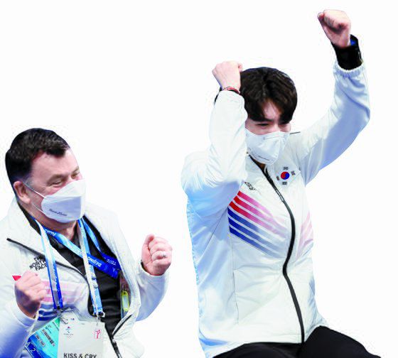 차준환(오른쪽)이 피겨스케이팅 남자 싱글 쇼트 경기 점수를 확인한 후 브라이언 오서 코치와 기뻐하고 있다. 차준환은 출전 선수 29명 중 4위로 프리스케이팅에 진출했다. 김경록 기자