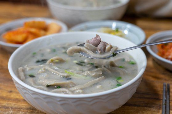 제주도 동문시장 골목식당의 꿩메밀칼국수. 꿩 뼈로 육수를 내 국물이 걸쭉하다.